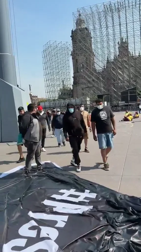 5. Un grupo de agresivos fueron a destruir todo