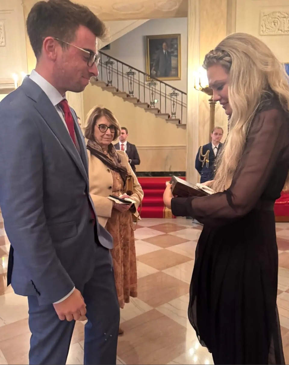5. Erika Kirk comentó en la publicación.